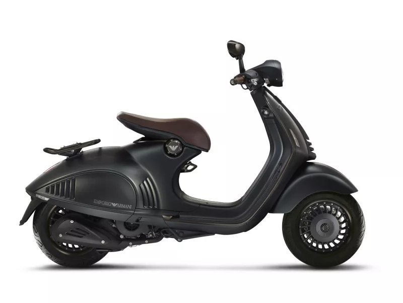 Vespa 946 125 (2019, ZAPM80101) Emporio Armani