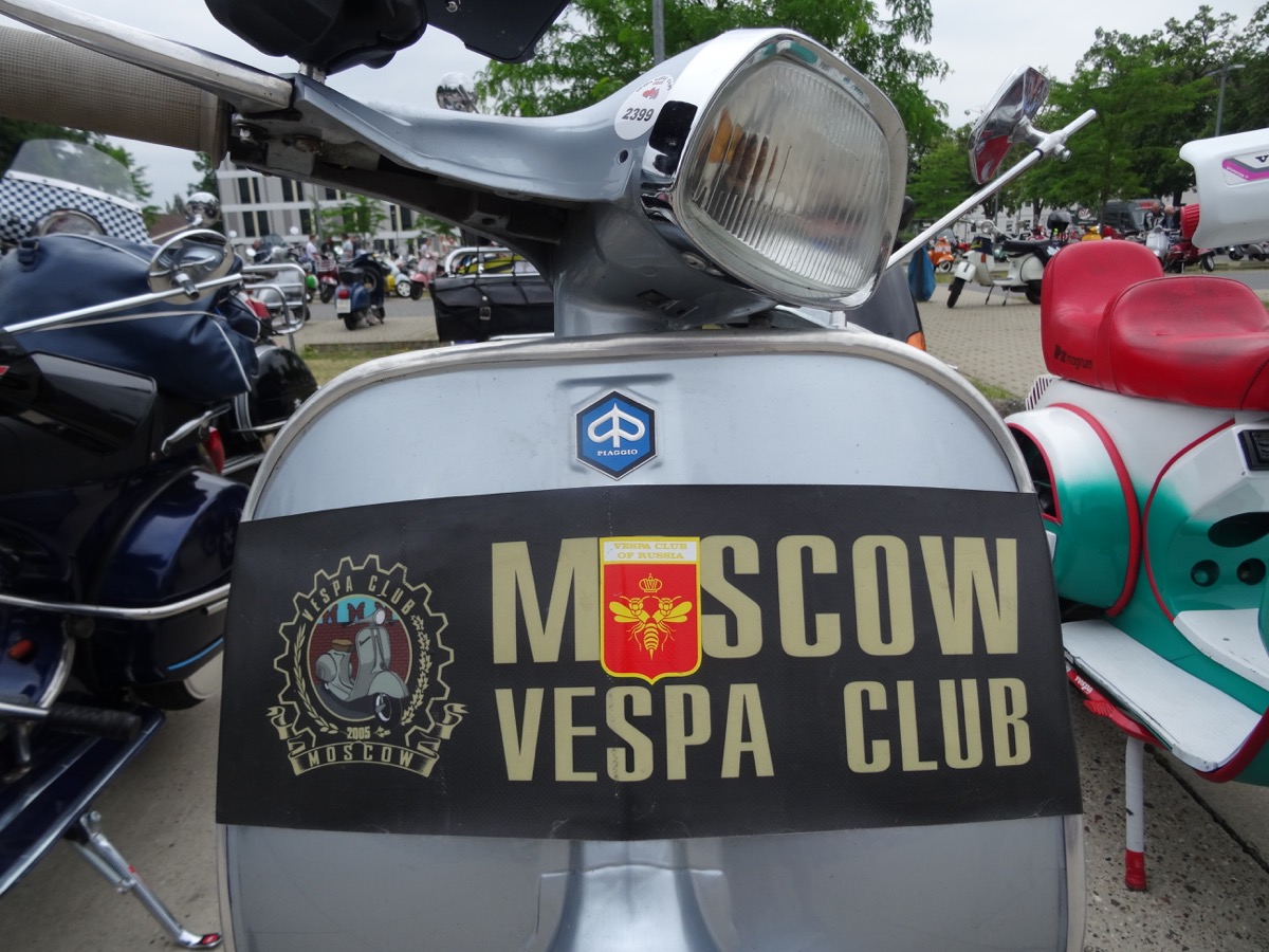 Vespa Club-Bänder auf den World Vespa Days