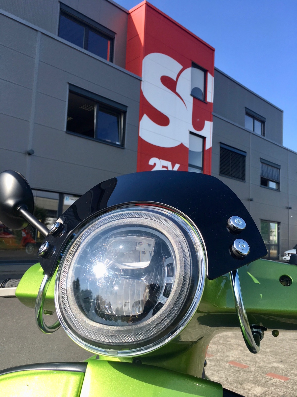 Kaca depan Vespa GTS Sport kecil dan tersedia dengan TÜV