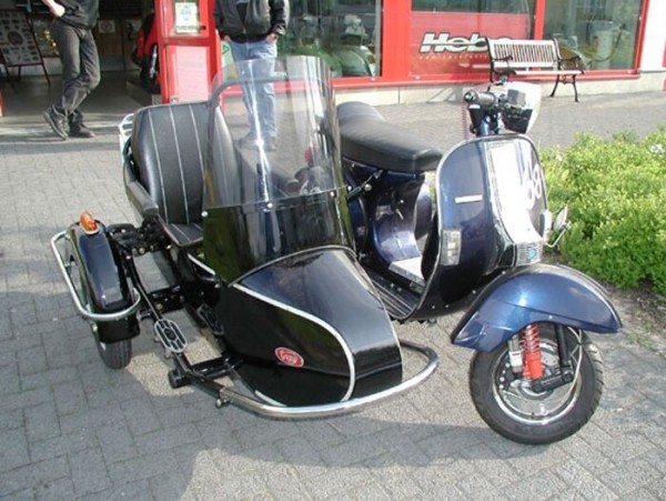 Sespan samping Vespa di Scooter Center