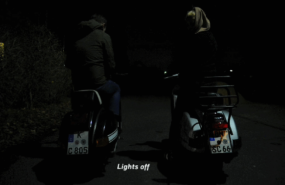 Kun je 's nachts iets zien met de Vespa?